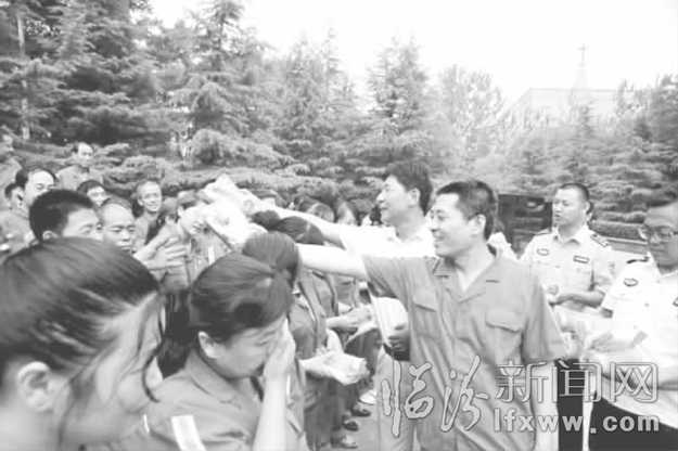 臨汾:全國勞模心系環衛 炎炎夏日送來清涼