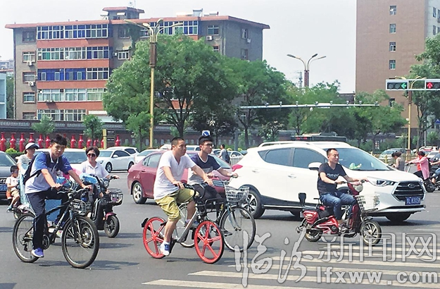 街頭一抹橙色車影
