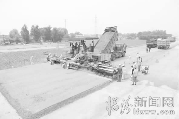 長臨高速LM1工區攤鋪現場