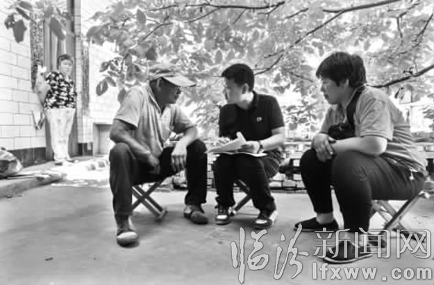 呂琦經常來看望村里的老黨員、貧困戶等。圖為呂琦在貧困戶賈英虎家了解生產生活情況。