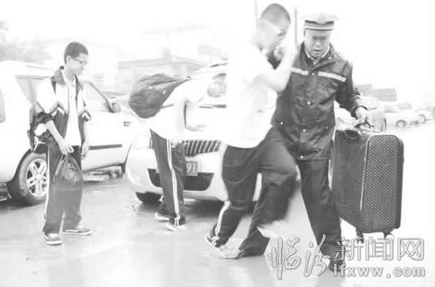 臨汾交警王新晉:用腳墊起孩子回家路