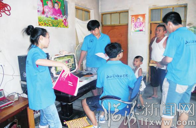 信息管理系學生暑期下鄉為村民維修電腦