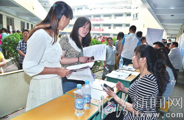 每年6月份的畢業生招聘現場十分火爆