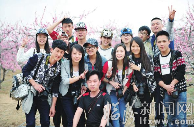 攝影攝像專業學生在桃花園采風合影