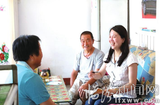 貧困戶張巧花,在袁美麗的多方協調下,去年給她家爭取了危房改造資金,她激動地說,袁書記看到我們土窯洞,年久失修,也不安全,給俺家爭取資金才住上新房,俺還種了辣椒和大蔥,日子一天比一天好,感謝袁書記!”