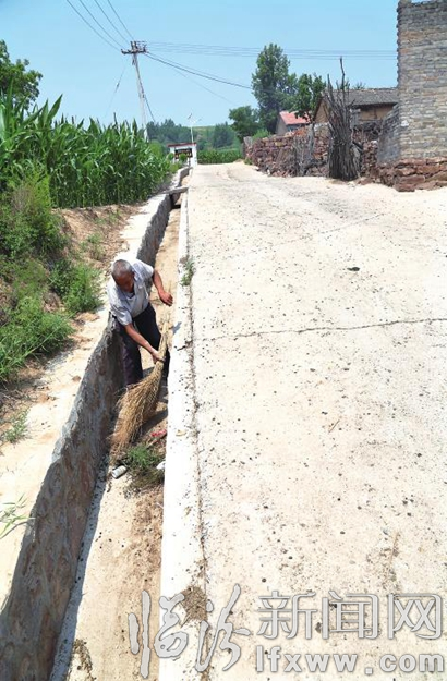 貧困戶劉世有義務清掃排洪渠,他感慨地說:“這排洪渠的建設,修到了咱農民的心坎上,這下好了,以后再也不怕下雨天兒了,解決了村民出入、洪水淹家的狀況。”