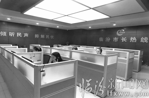 繁忙的市長熱線平臺。李衛紅 攝
