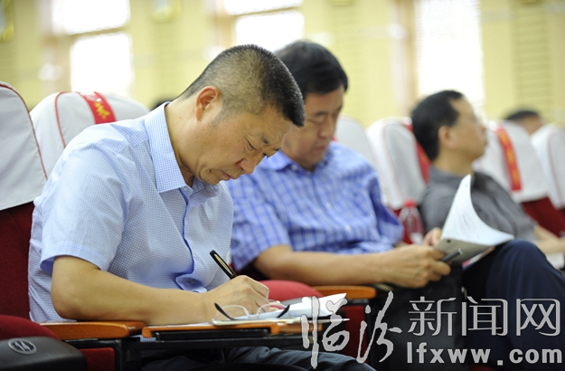 與會代表認真做筆記