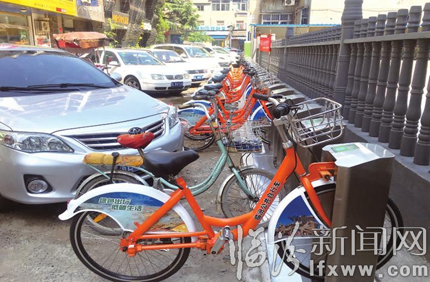 私家車霸占公共自行車位,公共自行車“有家難回”。