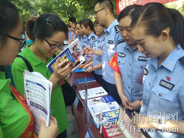 臨汾市公安局開展“法制宣傳進社區”志愿者服務活動