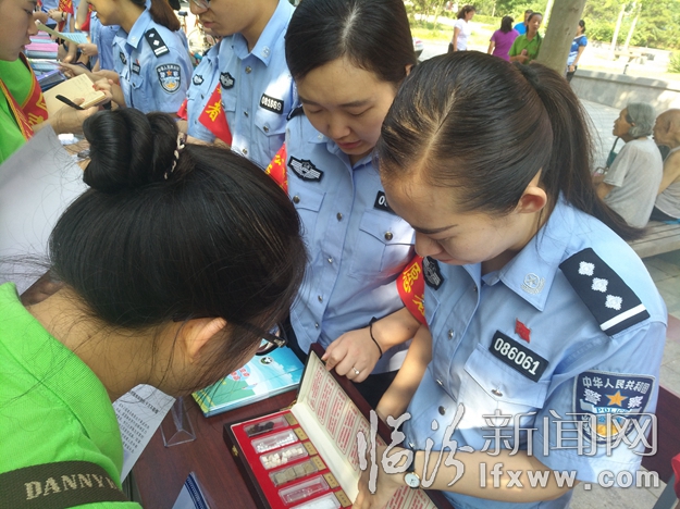 臨汾市公安局開展“法制宣傳進社區”志愿者服務活動