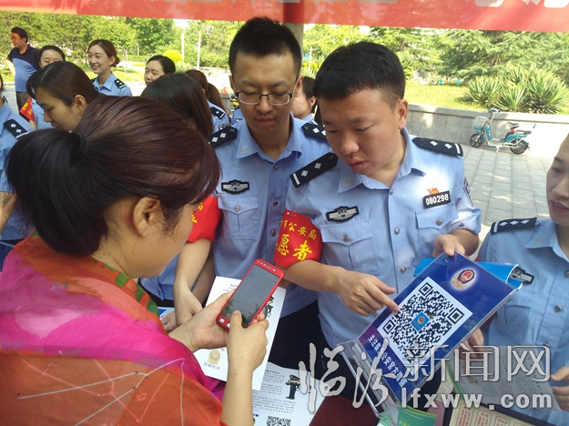 臨汾市公安局開展“法制宣傳進社區”志愿者服務活動