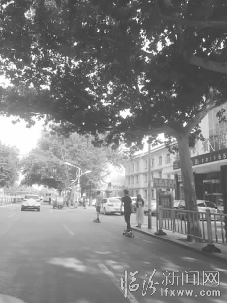 堯都區:揪心一幕! 滑板汽車伴行