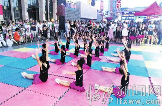 夏日傍晚,許多孩子在市區平陽廣場練舞。