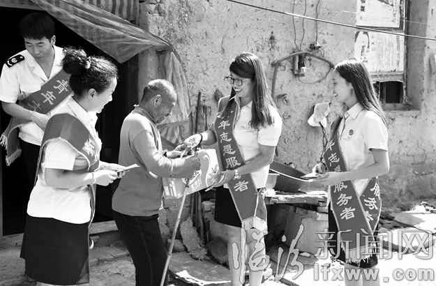 安澤縣法院志愿者看望慰問困難戶