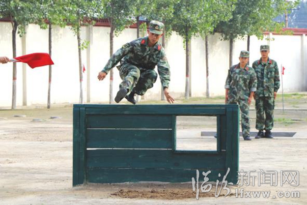 臨汾:藍天救援隊致敬最可愛的人