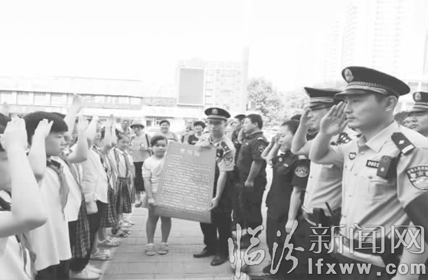 堯都車站社區(qū)慰問一線公安民警和環(huán)衛(wèi)工人