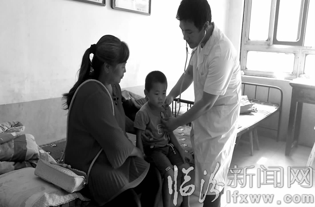 董志昌正在為村民診療。