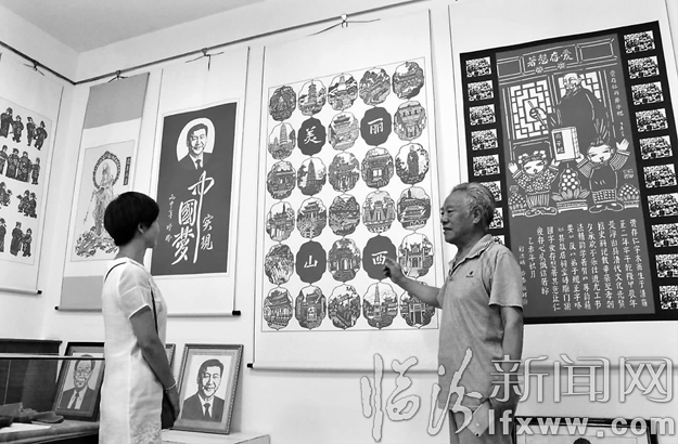 鄭洪峨正在向來訪者介紹他為“人說山西好風光”而創作的作品。