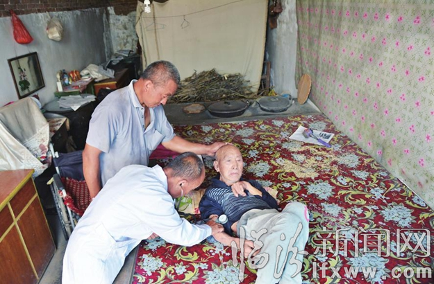 七十七歲的張克明老人患腦出血后遺癥引起半身不遂癱瘓?jiān)诳黄甙四陱埲鹜⒚刻焐祥T給他檢查治療, 患者家屬深受感動(dòng)。
