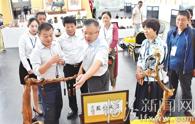 岳普煜參觀“臨汾文化藝術周”展館