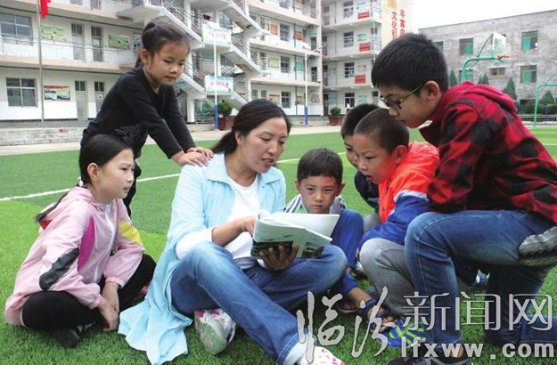朱軍鳳和孩子們在一起。資料圖