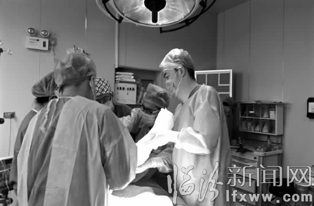 晉強(qiáng)(右一)帶領(lǐng)燒傷團(tuán)隊(duì)為患兒做植皮手術(shù)。