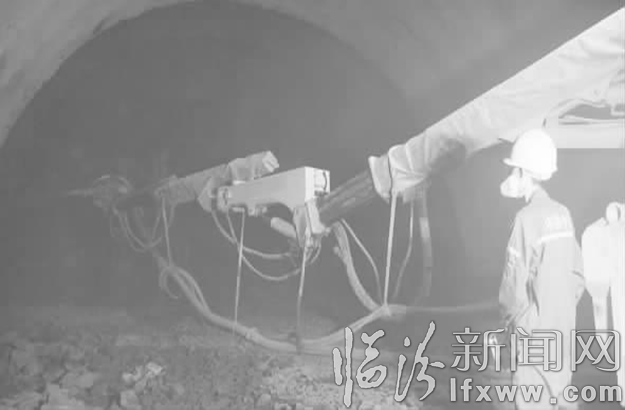 長臨高速盤秀山隧道左洞貫通