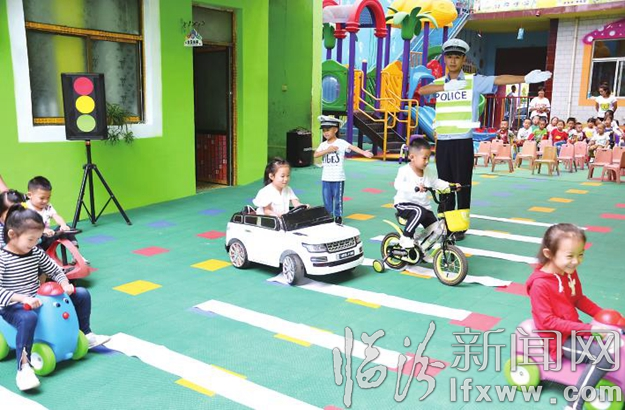 堯都區(qū)交警大隊(duì)與孩子們面對(duì)面啟蒙安全教育課