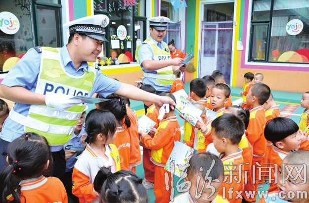 堯都區(qū)交警大隊(duì)與孩子們面對(duì)面啟蒙安全教育課