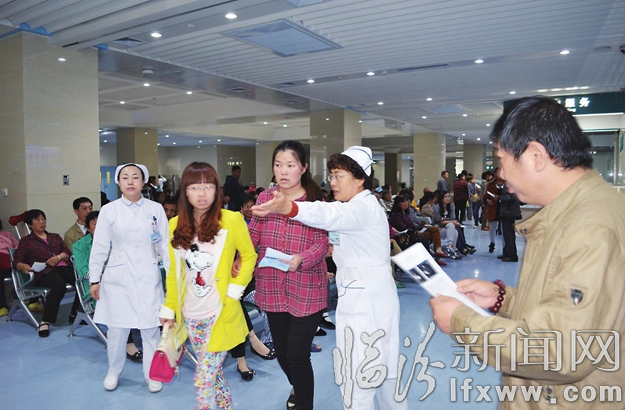 志愿者在高鐵站為旅客服務。