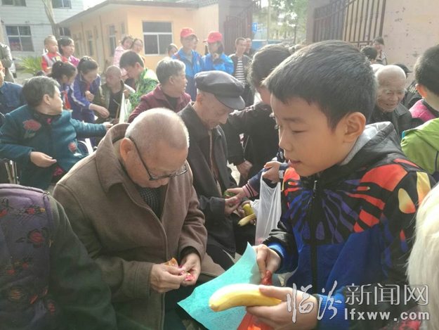 臨汾:孝老愛親代代傳 三(1)班社會實踐活動