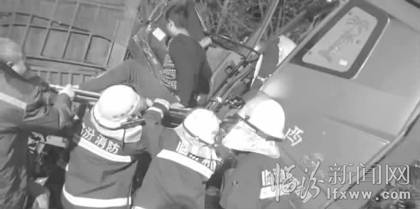 兩車追尾 洪洞消防兩小時生死營救