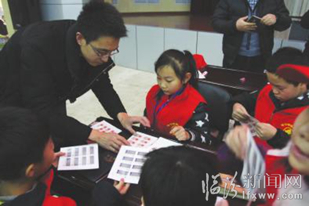 臨汾小記者:探索郵票知識 當個“小小集郵家”