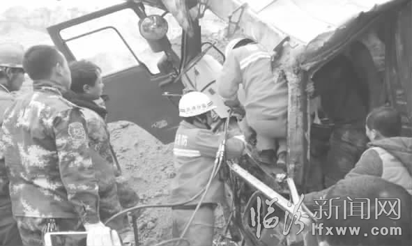 汾西:斗車側翻司機被困 消防官兵火速營救