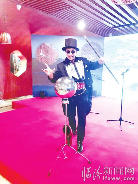 臨汾魔術師“拎包”闖世界