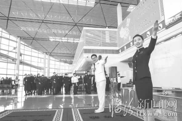 臨汾:“英雄說禮”到機場 民航員工提技能